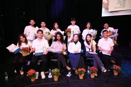 ميرا حليحل واسيل محاجنة ومروان جابر يحصلون على جائزة وزير التربية والتعليم للشباب المتميزين المتطوعين